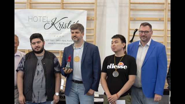 A főverseny dobogósai: 2. Parham Maghsoodloo, 1. Svidler Peter, 3. Sanan Sjugirov