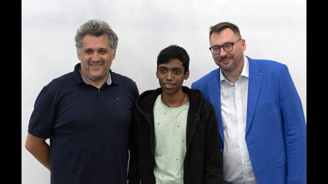 GM Czebe Attila, GM Praggnanandhaa Rameshbabu és Dr. Csaba Árpád,